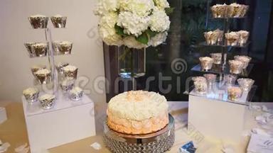 米色桌布上的婚礼甜点。 婚礼甜点4k